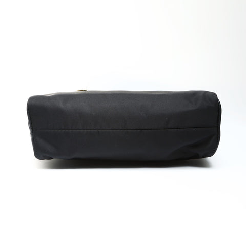 PRADA Schultertasche aus Nylon mit einem Gürtel schwarz WS25292
