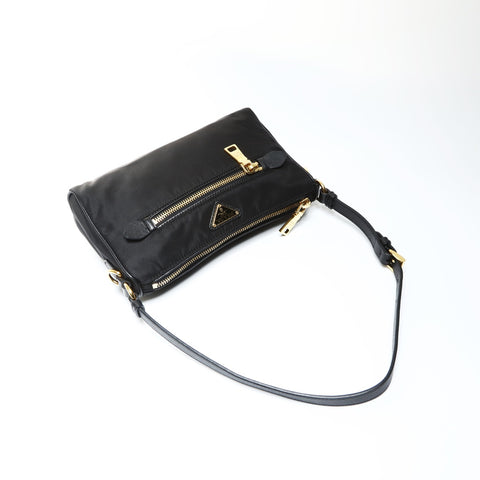 PRADA Schultertasche aus Nylon mit einem Gürtel schwarz WS25292