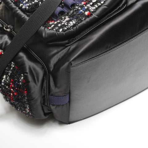 CHANEL 24. Serie 2017-2018 Tweed-Nylon-Stepprucksack Daypack schwarz WS25305