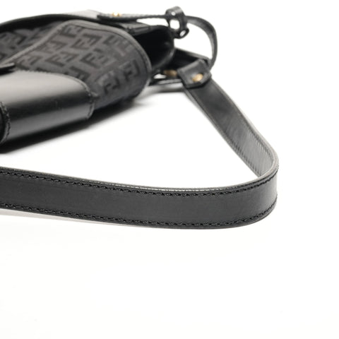 FENDI Zucchino Canvas und Leder Schultertasche mit einem Gürtel schwarz WS25601