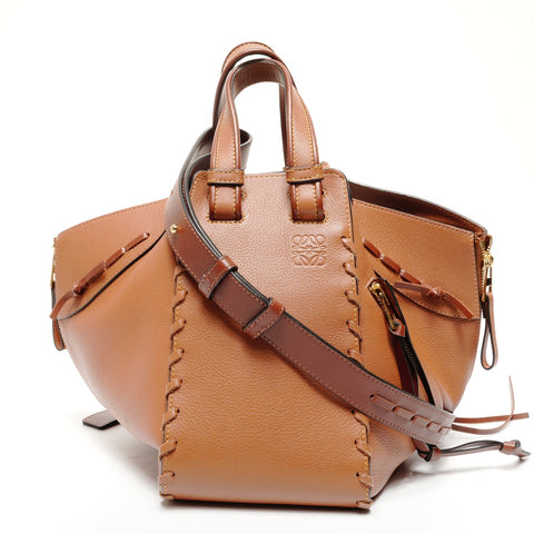LOEWE Kleine 2-Wege-Hängematten-Umhängetasche aus Leder Braun WS25632