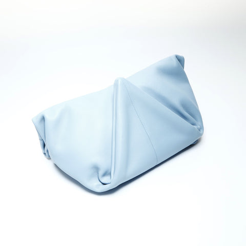 BOTTEGAVENETA Pochette Triangle en Cuir bleu WS25775
