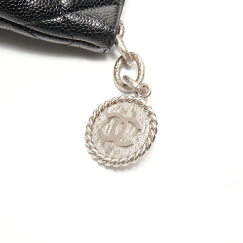 CHANEL No. 6 2000-2002 复刻手提包徽章鱼子酱皮 COCO Mark 手提包黑色 WS26169