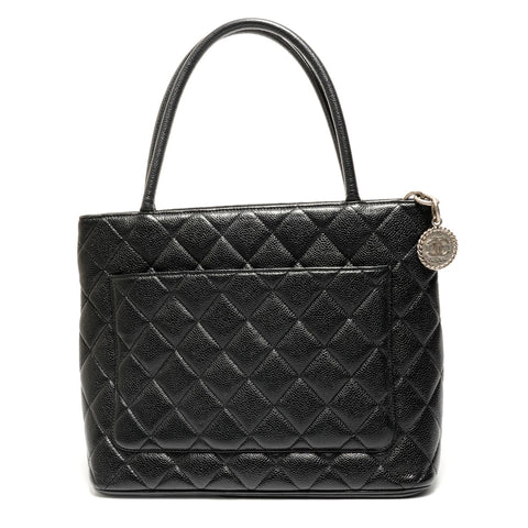 CHANEL No. 6 2000-2002 复刻手提包徽章鱼子酱皮 COCO Mark 手提包黑色 WS26169