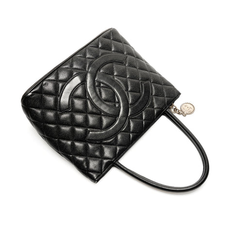 CHANEL No. 6 2000-2002 复刻手提包徽章鱼子酱皮 COCO Mark 手提包黑色 WS26169