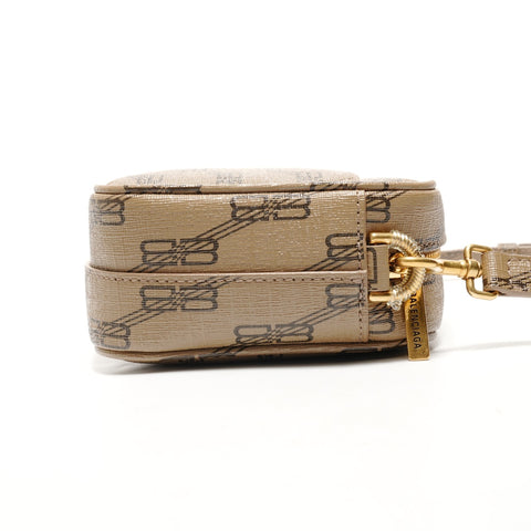 BALENCIAGA BB Monogram Signature 小号相机包 单肩包 米色 WS26176