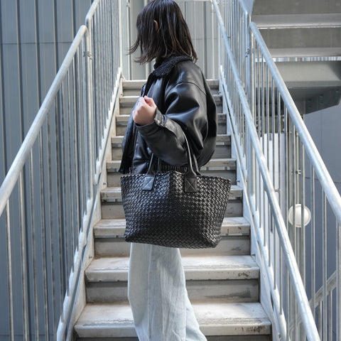 BOTTEGAVENETA INTRECCIATO Hippo PM Tote Bag black WS26898