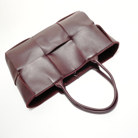 BOTTEGAVENETA Maxi Intrecciato Arco Bordeaux Tote Bag Red WS27971