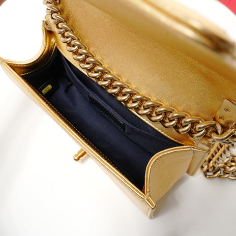 CHANEL Article n ° 19 Boy Chanel Petit sac à bandoulière or WS28053