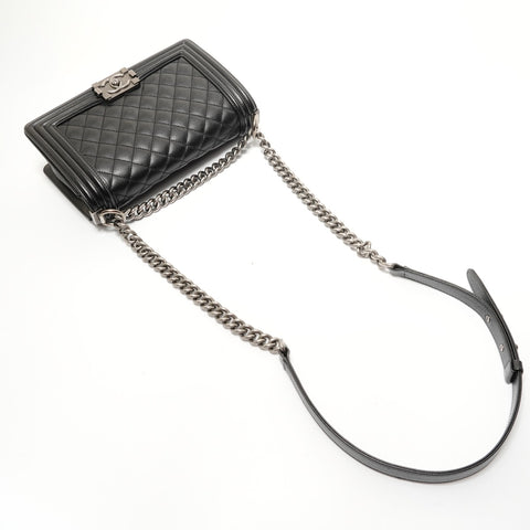 CHANEL Item No. 28, 2019 Caviar Skin Matelassé Boy Chanel Shoulder Bag black WS28299