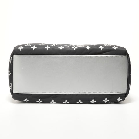 LOUIS VUITTON 2021-2025 Ski-On-The-Go MM Frost Silver Shoulder Bag white WS28405