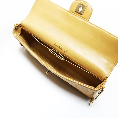 CHANEL Table #7, 1997-1999: Chocolate Bar 26, Lambskin Shoulder Bag beige WS28727
