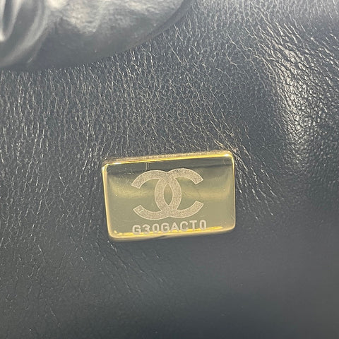 CHANEL Matelassé Umhängetasche schwarz WS30072