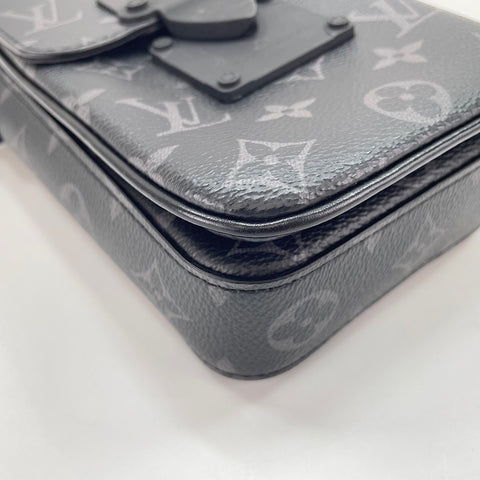 LOUIS VUITTON S-Lock Vertical Wearable Wallet Shoulder Bag black WS30357