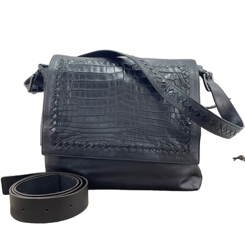 BOTTEGAVENETA Croco embossed Messenger bag black WS30390