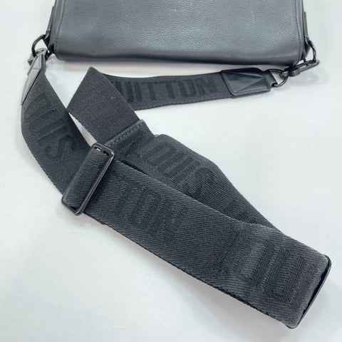 LOUIS VUITTON Takeoff Messenger Shoulder Bag black WS30751