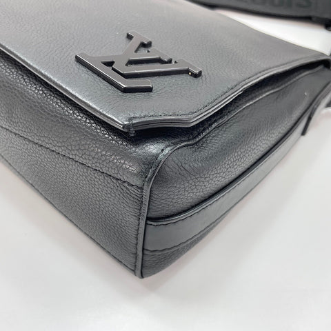 LOUIS VUITTON Takeoff Messenger Shoulder Bag black WS30751