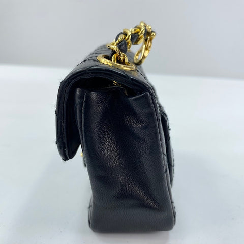 CHANEL 迷你马特拉塞凸纹手拿包 黑色 WS30770