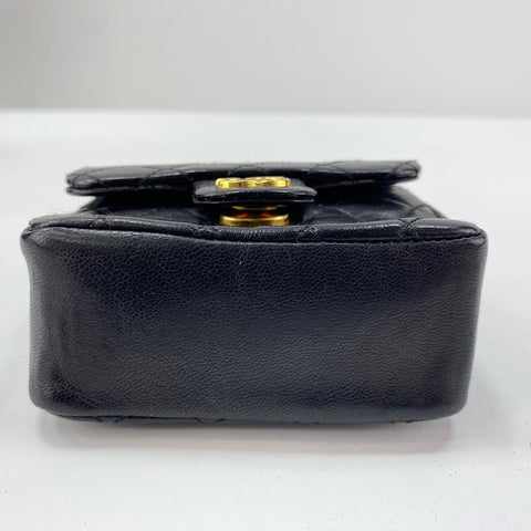 CHANEL 迷你马特拉塞凸纹手拿包 黑色 WS30770