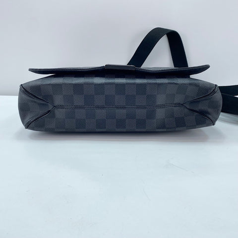 LOUIS VUITTON District MM Shoulder Bag black WS32443