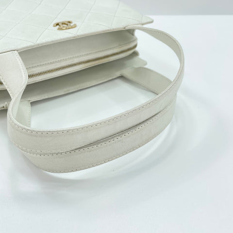 CHANEL Matelasse Handbag lambskin white WS32756