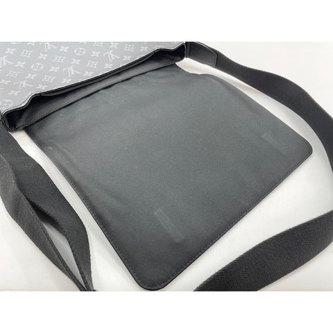 LOUIS VUITTON District Shoulder Bag black WS33036