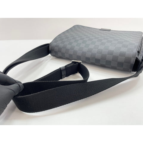 LOUIS VUITTON District Shoulder Bag black WS34105
