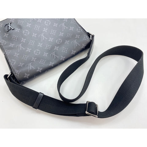 LOUIS VUITTON District Shoulder Bag black WS34111