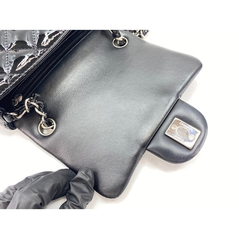 CHANEL Mini Matelasse Umhängetasche schwarz WS34227