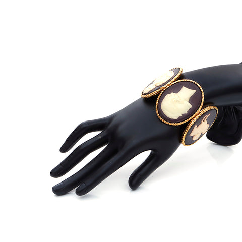 Chanel Cameo Carving motif 4-plaque grand bracelet des années 1990 Bangle vintage vintage d'occasion en or noir ivoire WS4085