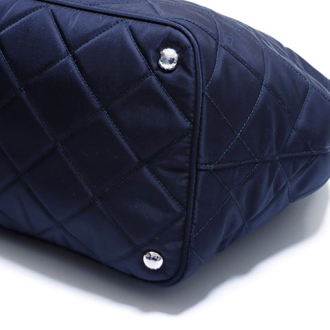 Prada Saffiano Triangle gesteppte schwarze einfache silbermetallanpassende Dreiecks -Anmeldebeutel Schwarz WS4147