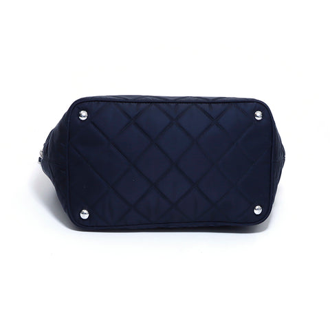 Prada Saffiano Triangle gesteppte schwarze einfache silbermetallanpassende Dreiecks -Anmeldebeutel Schwarz WS4147