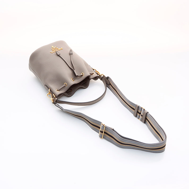 プラダ PRADA レザー巾着2way ショルダーバッグ グレー WS7390 プラダ PRADA レザー巾着2way ショルダーバッグ グレー WS7390