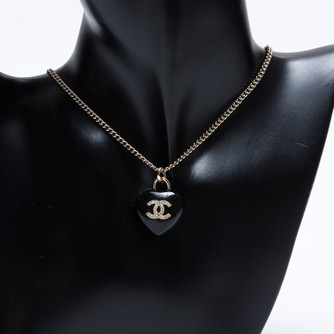 シャネル CHANEL B23C ハート ココマーク ペンダント ネックレス ブラック WS8495