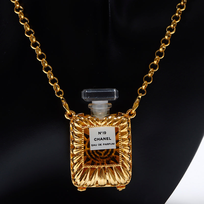 シャネル　N19　オーデパルファム　ネックレス　4ml CHANEL Perfume case N19 Necklace gold WS8725 – NUIR VINTAGE