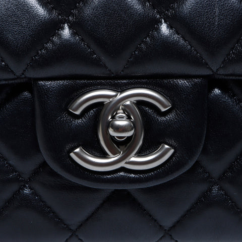 Chanel Chanel Nr. 12 Doppelklappe Matelasse Coco Mark Drehen Sie Schloss Silber Hardware -Umhängetasche Schwarz WS9313