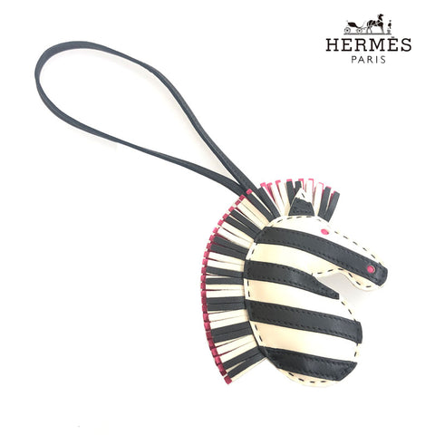 Hermes Hermes Gigi Savanna Yuma Schlüsselhalter Charm Leder Z Graved Black x White EIT0096C2033