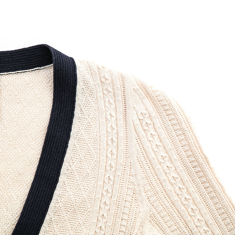 CHANEL ネイビー Vネック 7k Gorgeous Authentic Chanel Navy Blue CC Logo Buttons