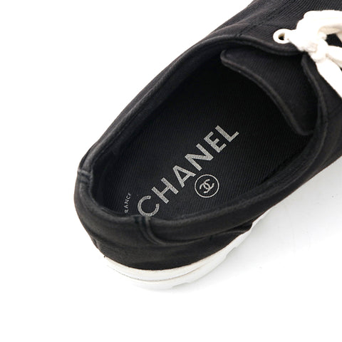 香奈儿香奈儿（Chanel Chanel）可可马克·帆布运动鞋黑色X白色P13931
