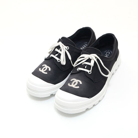 香奈儿香奈儿（Chanel Chanel）可可马克·帆布运动鞋黑色X白色P13931