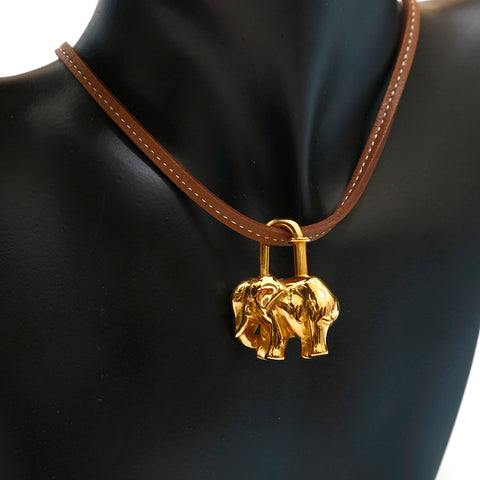 Hermes Hermes Elephant Motiv Cadena Padrock Charm Gold P14145