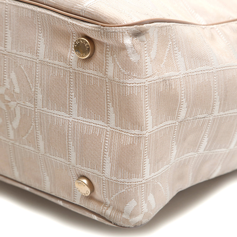 Chanel Travel Line Tote Outfit Chanel New Travel Line Coco Mark