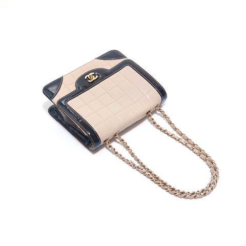 Chanel Schokoladenbar Emaille x Leder Bicolor Umhängetasche Beige x Schwarz P15375