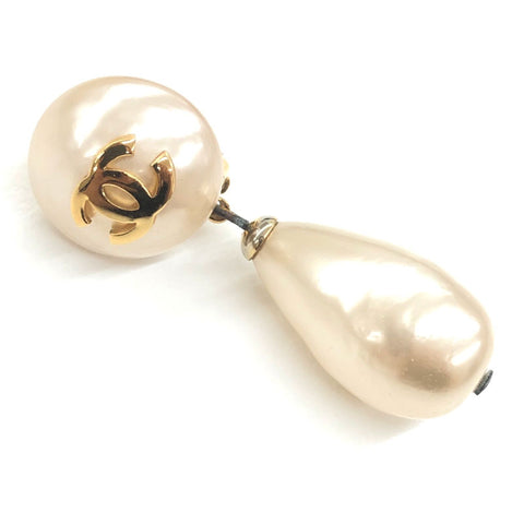 Chanel Pre-owned 1996 CC Buttons Faux drop-pearl Clip-On Earrings - Gold