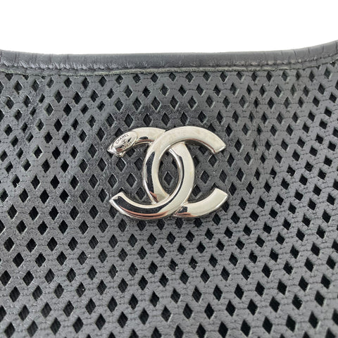 シャネル CHANEL パンチング チェーンショルダー 1990年 ショルダーバッグ VINTAGE 中古 定番 カーフ ブラック WS1761