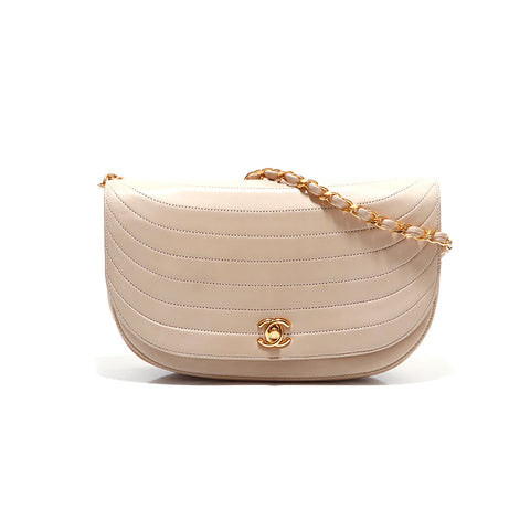 香奈儿羔羊皮革编号0半月肩袋米色WS5458