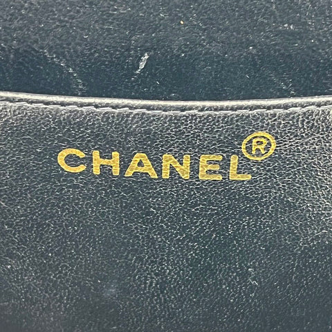 Chanel Chanel Email Round Eitelkeit Handtasche Patent schwarz x Weiß EIT0131