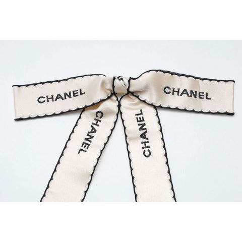 Chanel CHANEL logo ribbon brooch brooch satin ivory P0731 – NUIR